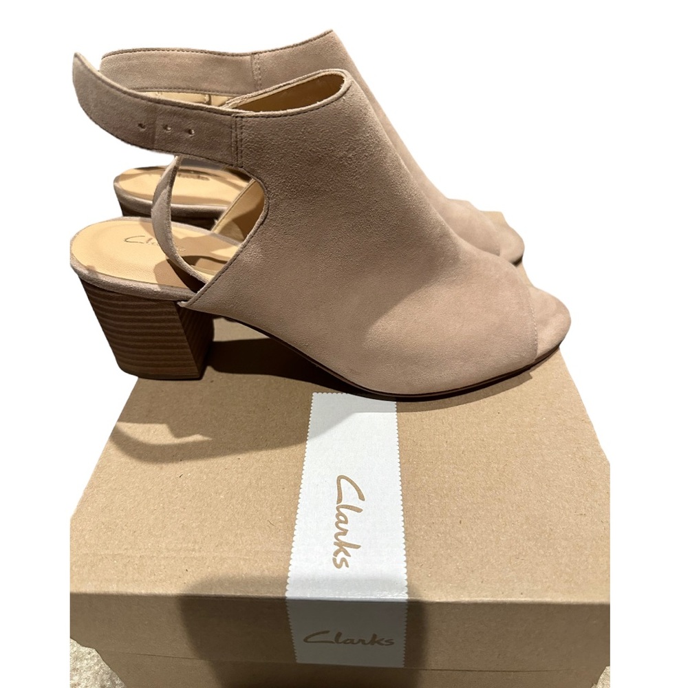 Never worn Clark’s | Sand suede | 9 1/2 M